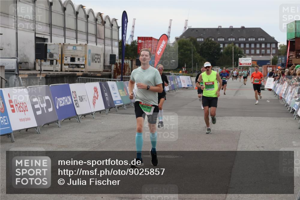 03.10.2025 - Köhlbrandbrückenlauf Julia Fischer http://msf.ph/oto/9025857 03.10.2025 15:59:45 Ziel 7025, 7048, 7059, 7187, 7193, 7225, 7450, 9101, 9113 meine-sportfotos.de