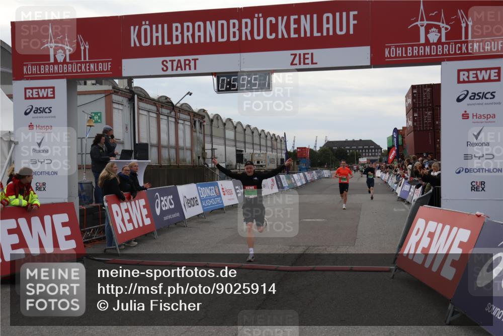 03.10.2025 - Köhlbrandbrückenlauf Julia Fischer http://msf.ph/oto/9025914 03.10.2025 15:59:51 Ziel 7165, 7185, 7193, 7225, 7450, 9101, 9113 meine-sportfotos.de