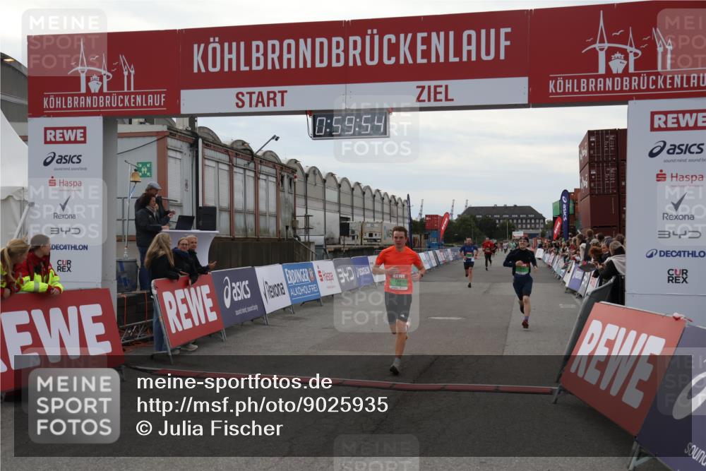 03.10.2025 - Köhlbrandbrückenlauf Julia Fischer http://msf.ph/oto/9025935 03.10.2025 15:59:54 Ziel 7165, 7185, 7225, 7269, 7450, 9101, 9113 meine-sportfotos.de