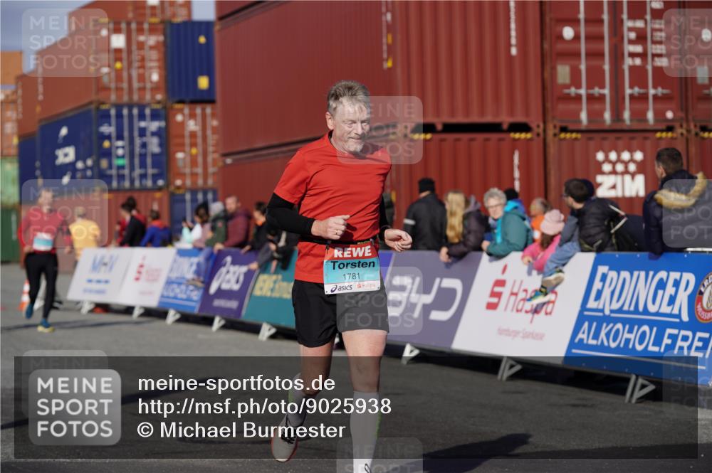 03.10.2025 - Köhlbrandbrückenlauf Michael Burmester http://msf.ph/oto/9025938 03.10.2025 10:29:15 Ziel 1781, 2258, 2321, 2835 meine-sportfotos.de