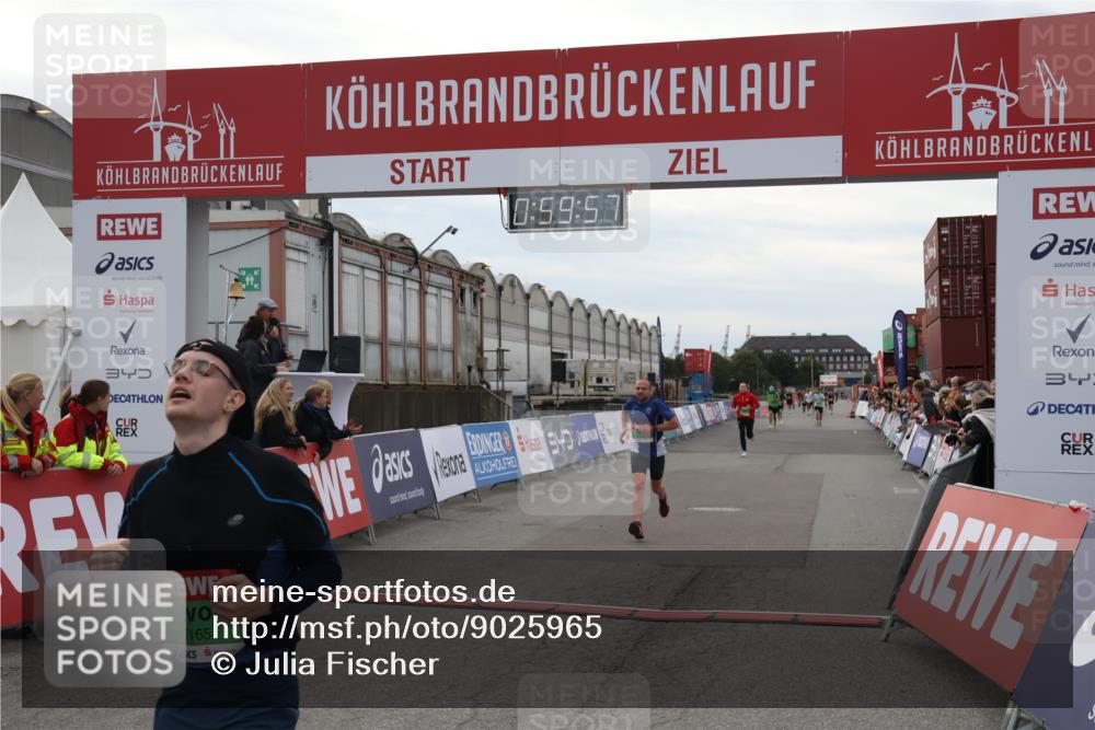 03.10.2025 - Köhlbrandbrückenlauf Julia Fischer http://msf.ph/oto/9025965 03.10.2025 15:59:57 Ziel 7165, 7185, 7269, 7450, 8915, 9101, 9113 meine-sportfotos.de