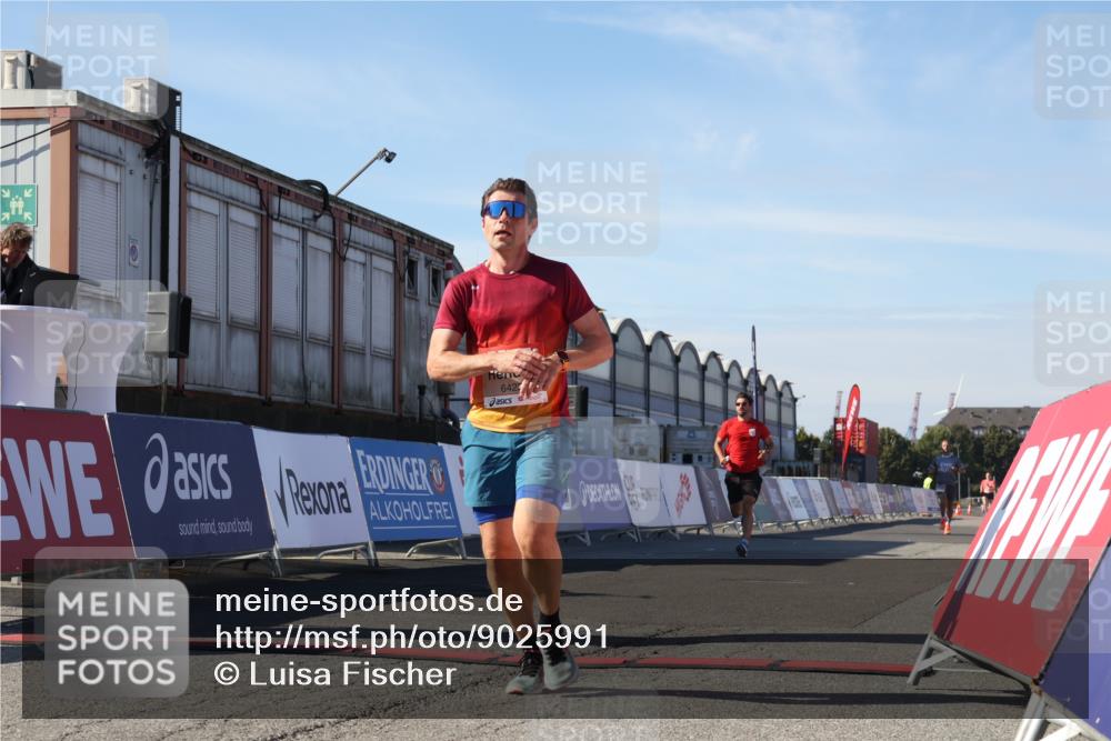 03.10.2025 - Köhlbrandbrückenlauf Luisa Fischer http://msf.ph/oto/9025991 03.10.2025 12:53:48 Ziel 4043, 4088, 6085, 6422, 6624 meine-sportfotos.de