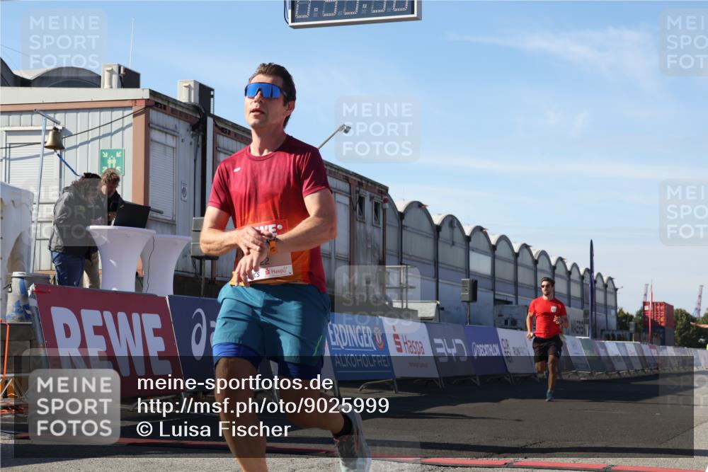 03.10.2025 - Köhlbrandbrückenlauf Luisa Fischer http://msf.ph/oto/9025999 03.10.2025 12:53:49 Ziel 4043, 4088, 6085, 6422, 6624 meine-sportfotos.de