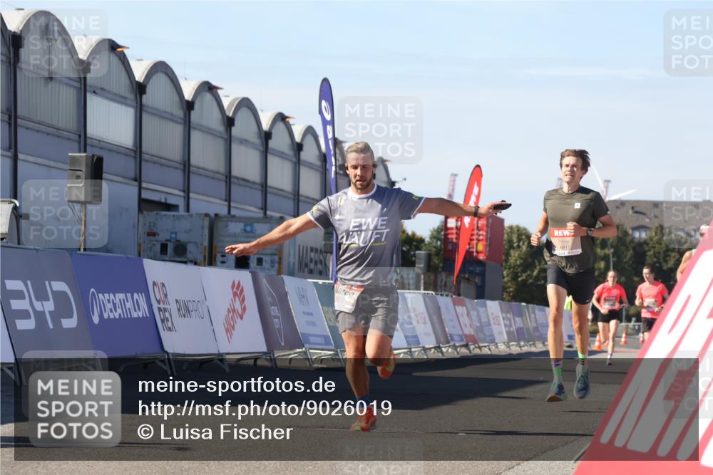 03.10.2025 - Köhlbrandbrückenlauf Luisa Fischer http://msf.ph/oto/9026019 03.10.2025 12:53:54 Ziel 4030, 4088, 6002, 6085, 6422, 6817 meine-sportfotos.de