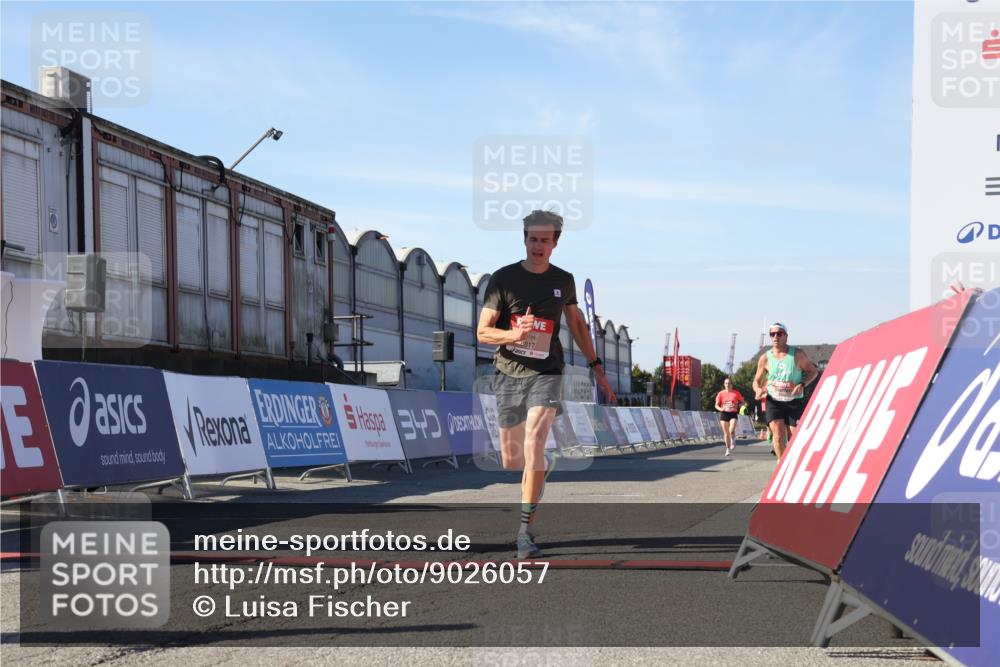 03.10.2025 - Köhlbrandbrückenlauf Luisa Fischer http://msf.ph/oto/9026057 03.10.2025 12:53:57 Ziel 4030, 4088, 5947, 6002, 6085, 6422, 6817 meine-sportfotos.de