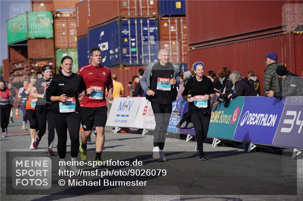 03.10.2025 - Köhlbrandbrückenlauf Michael Burmester http://msf.ph/oto/9026079 03.10.2025 10:29:32 Ziel 1824, 2070, 2135, 2204, 2526, 2534, 2557, 2769, 3754 meine-sportfotos.de