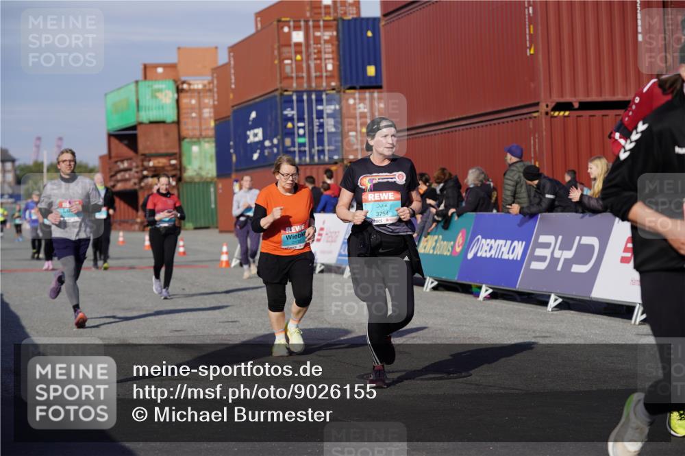 03.10.2025 - Köhlbrandbrückenlauf Michael Burmester http://msf.ph/oto/9026155 03.10.2025 10:29:36 Ziel 1824, 2070, 2135, 2204, 2526, 2534, 2557, 2769, 3256, 3729, 3754 meine-sportfotos.de
