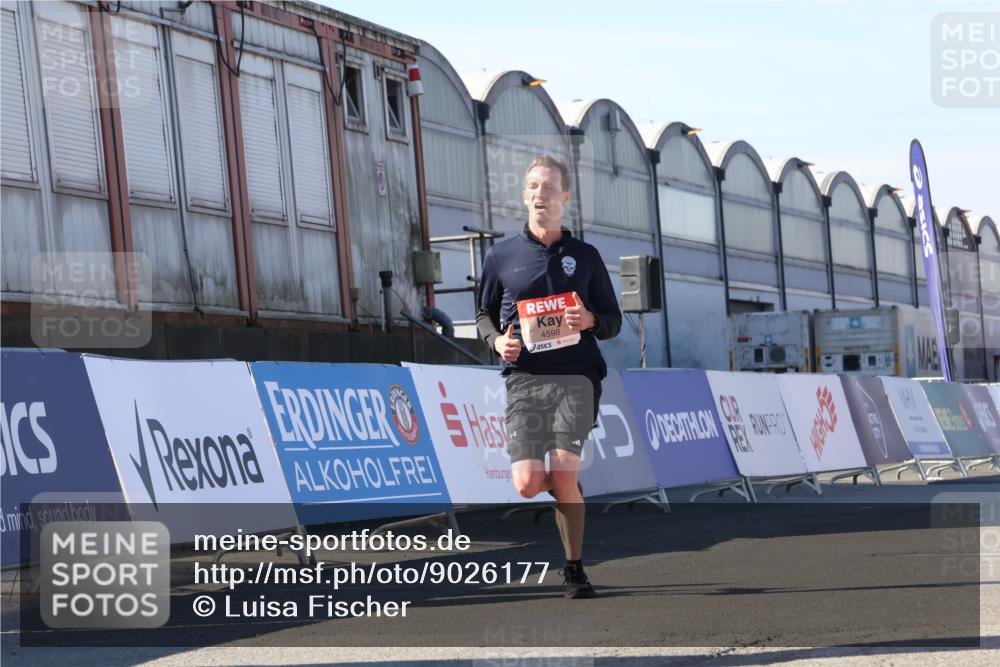 03.10.2025 - Köhlbrandbrückenlauf Luisa Fischer http://msf.ph/oto/9026177 03.10.2025 12:54:16 Ziel 4598 meine-sportfotos.de