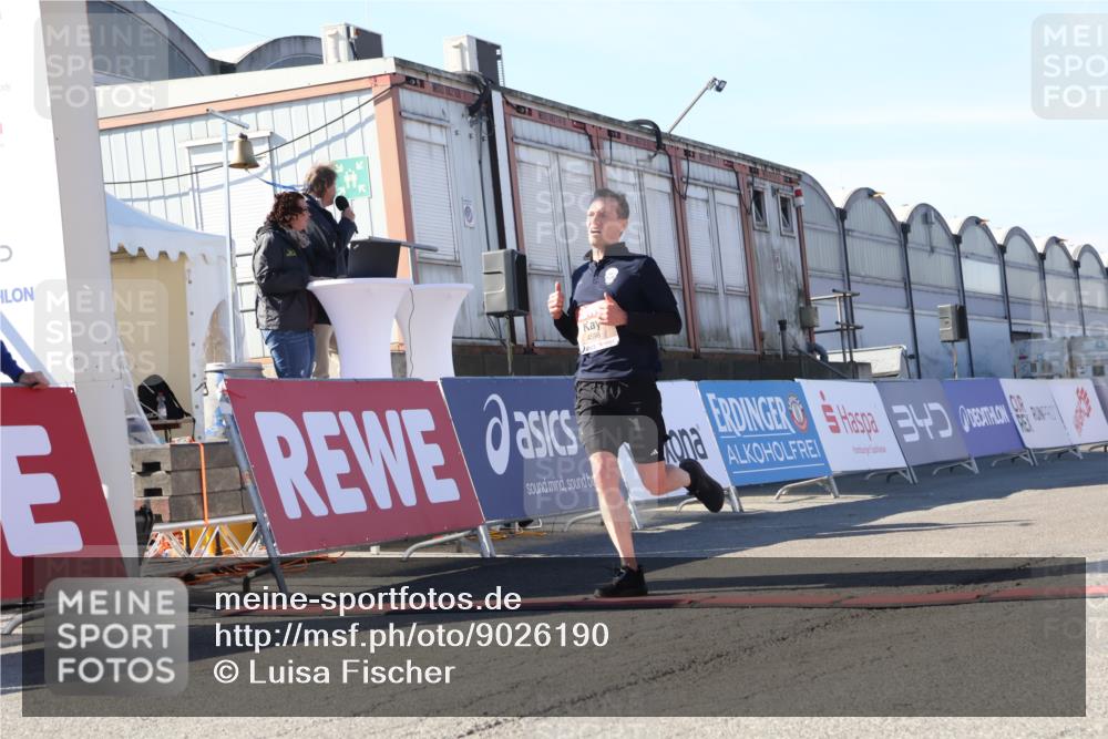 03.10.2025 - Köhlbrandbrückenlauf Luisa Fischer http://msf.ph/oto/9026190 03.10.2025 12:54:17 Ziel 4598 meine-sportfotos.de