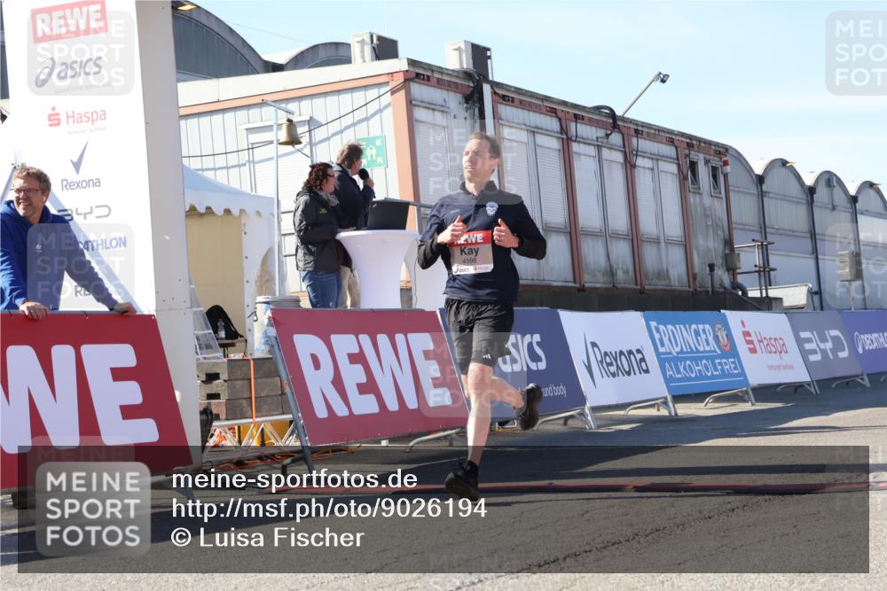 03.10.2025 - Köhlbrandbrückenlauf Luisa Fischer http://msf.ph/oto/9026194 03.10.2025 12:54:17 Ziel 4598 meine-sportfotos.de