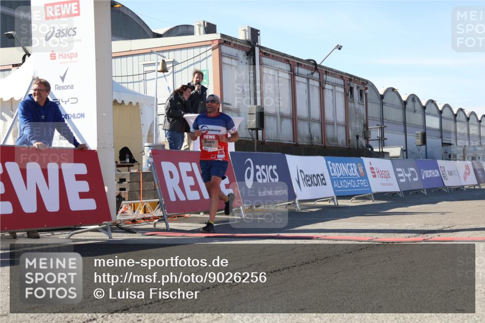 03.10.2025 - Köhlbrandbrückenlauf Luisa Fischer http://msf.ph/oto/9026256 03.10.2025 12:54:25 Ziel 4023, 4598 meine-sportfotos.de