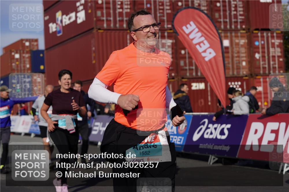 03.10.2025 - Köhlbrandbrückenlauf Michael Burmester http://msf.ph/oto/9026257 03.10.2025 10:29:47 Ziel 1552, 1589, 1704, 2047, 2286, 2348, 2624, 2633, 3256 meine-sportfotos.de