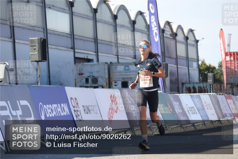 03.10.2025 - Köhlbrandbrückenlauf Luisa Fischer http://msf.ph/oto/9026262 03.10.2025 12:54:29 Ziel 4023, 4060, 4106 meine-sportfotos.de