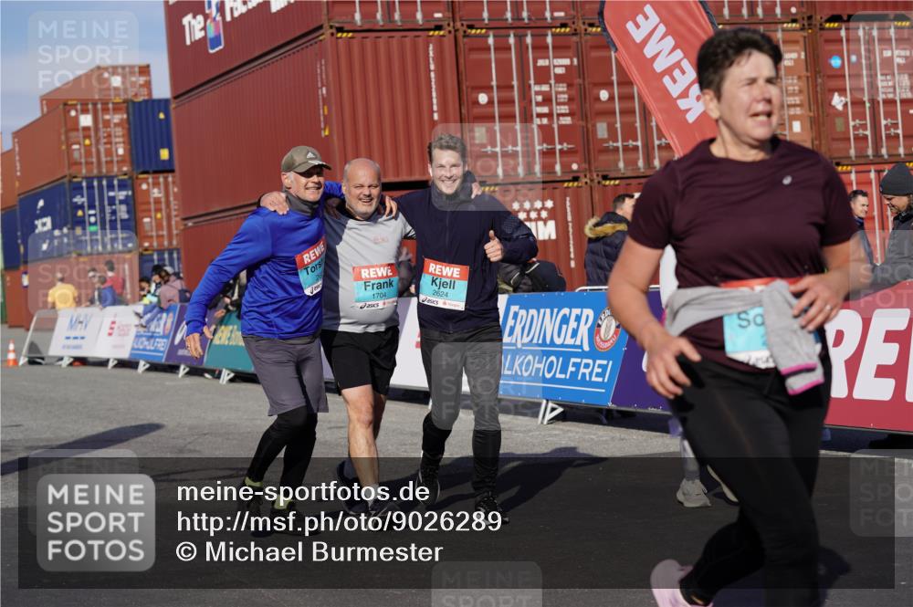 03.10.2025 - Köhlbrandbrückenlauf Michael Burmester http://msf.ph/oto/9026289 03.10.2025 10:29:49 Ziel 1552, 1589, 1704, 2047, 2286, 2348, 2624, 2633 meine-sportfotos.de