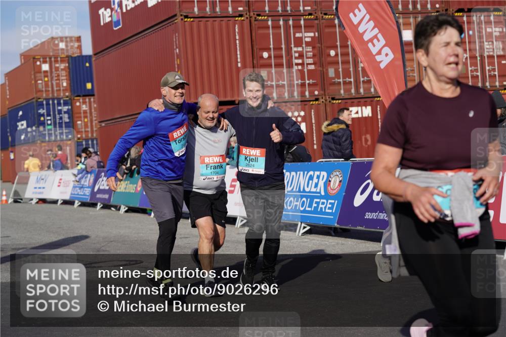 03.10.2025 - Köhlbrandbrückenlauf Michael Burmester http://msf.ph/oto/9026296 03.10.2025 10:29:49 Ziel 1552, 1589, 1704, 2047, 2286, 2348, 2624, 2633 meine-sportfotos.de