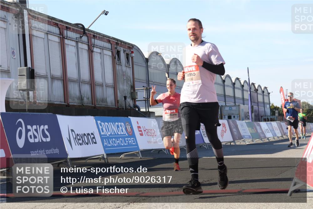 03.10.2025 - Köhlbrandbrückenlauf Luisa Fischer http://msf.ph/oto/9026317 03.10.2025 12:54:34 Ziel 4023, 4060, 4106, 4209, 6683 meine-sportfotos.de