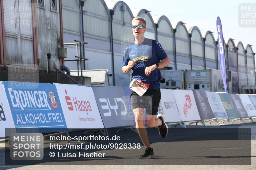 03.10.2025 - Köhlbrandbrückenlauf Luisa Fischer http://msf.ph/oto/9026338 03.10.2025 12:54:37 Ziel 4060, 4106, 4209, 6683 meine-sportfotos.de