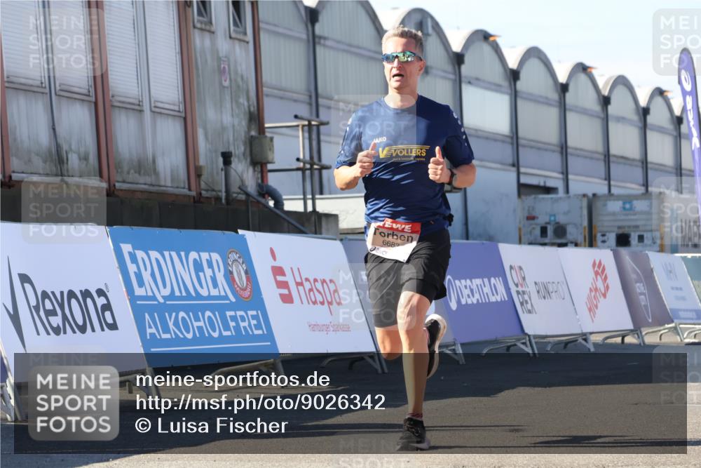 03.10.2025 - Köhlbrandbrückenlauf Luisa Fischer http://msf.ph/oto/9026342 03.10.2025 12:54:37 Ziel 4060, 4106, 4209, 6683 meine-sportfotos.de