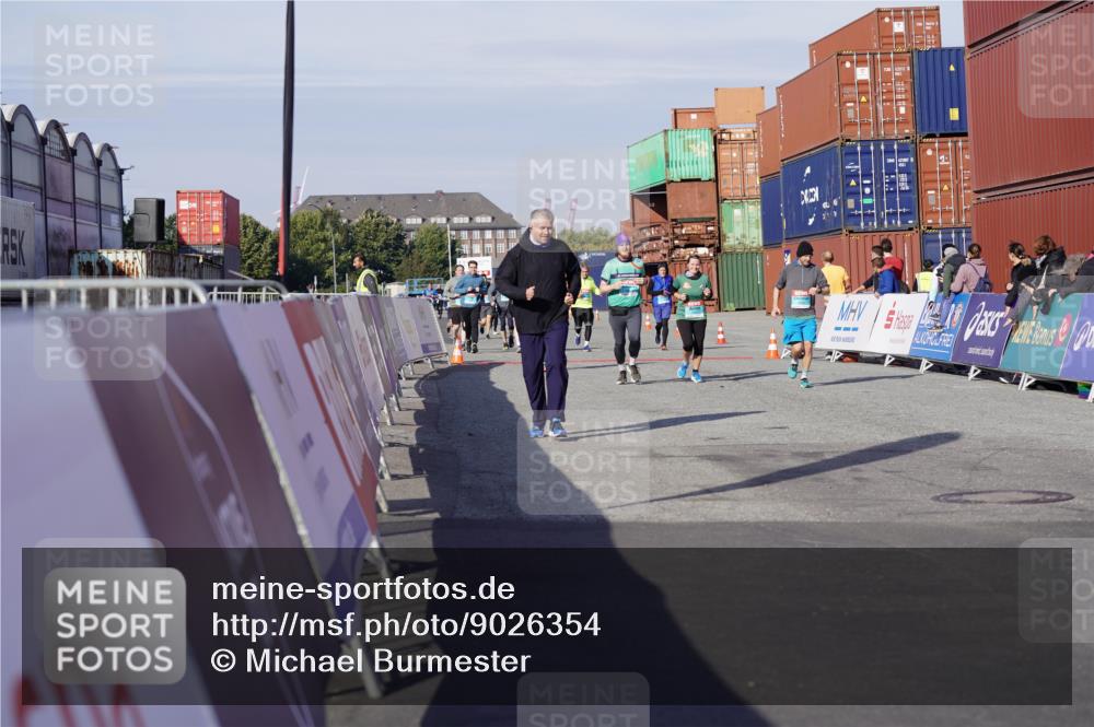 03.10.2025 - Köhlbrandbrückenlauf Michael Burmester http://msf.ph/oto/9026354 03.10.2025 10:29:53 Ziel 1589, 2280, 2286, 2863, 2864, 2865 meine-sportfotos.de