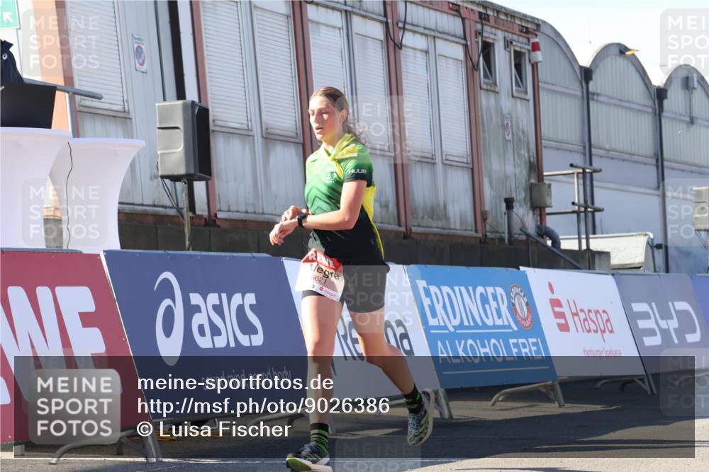 03.10.2025 - Köhlbrandbrückenlauf Luisa Fischer http://msf.ph/oto/9026386 03.10.2025 12:54:43 Ziel 4079, 4106, 4209, 6621, 6683 meine-sportfotos.de