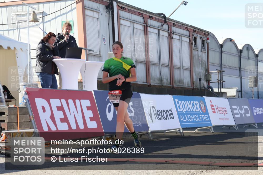 03.10.2025 - Köhlbrandbrückenlauf Luisa Fischer http://msf.ph/oto/9026389 03.10.2025 12:54:43 Ziel 4079, 4106, 4209, 6621, 6683 meine-sportfotos.de