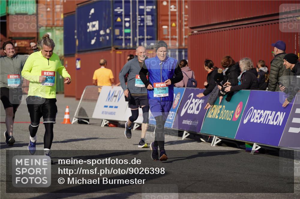 03.10.2025 - Köhlbrandbrückenlauf Michael Burmester http://msf.ph/oto/9026398 03.10.2025 10:30:02 Ziel 2067, 2092, 2112, 2280, 2325, 2326, 2763, 2863, 2864, 2865, 3607, 3819 meine-sportfotos.de