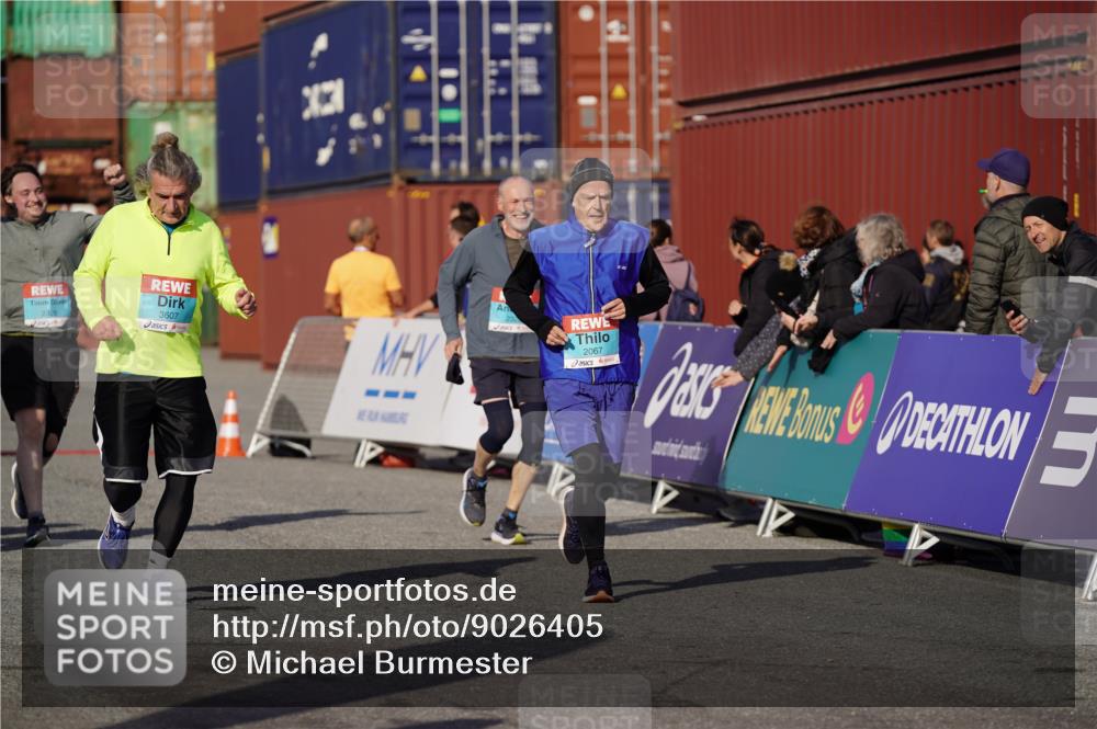 03.10.2025 - Köhlbrandbrückenlauf Michael Burmester http://msf.ph/oto/9026405 03.10.2025 10:30:02 Ziel 2067, 2092, 2112, 2280, 2325, 2326, 2763, 2863, 2864, 2865, 3607, 3819 meine-sportfotos.de