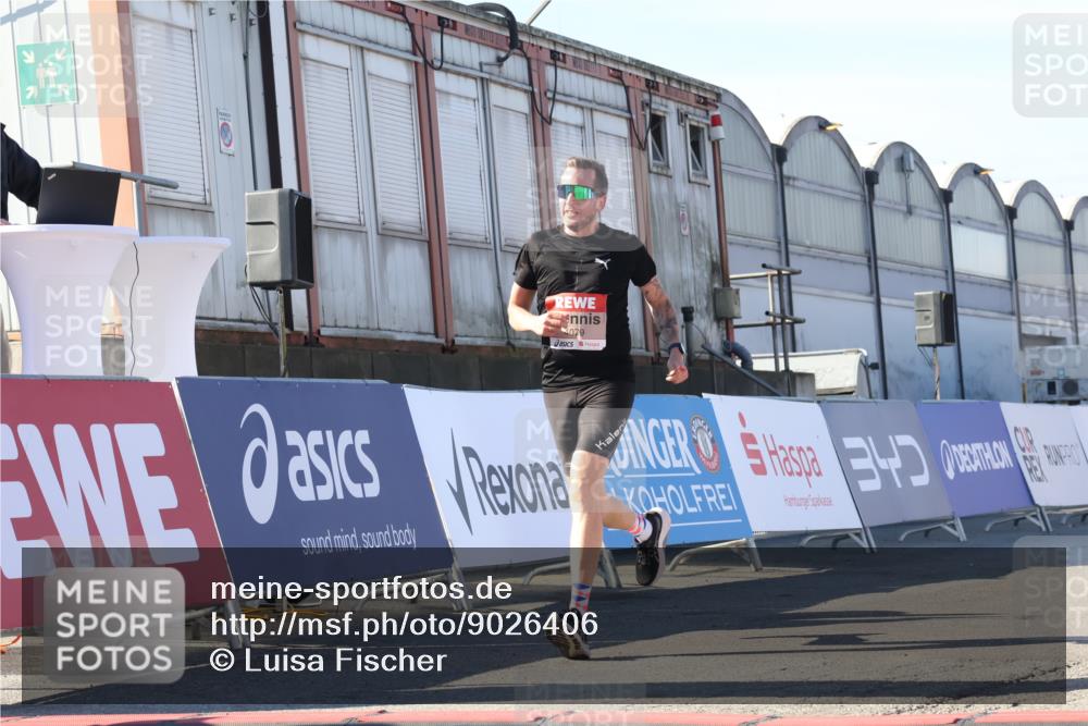 03.10.2025 - Köhlbrandbrückenlauf Luisa Fischer http://msf.ph/oto/9026406 03.10.2025 12:54:45 Ziel 4079, 4106, 4209, 6151, 6621, 6683 meine-sportfotos.de