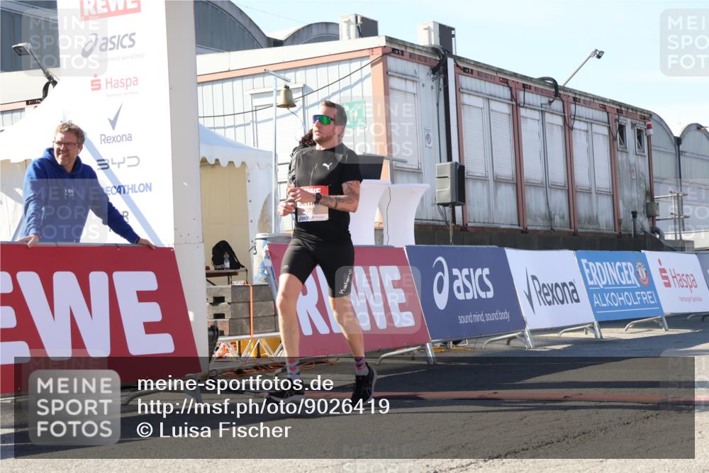 03.10.2025 - Köhlbrandbrückenlauf Luisa Fischer http://msf.ph/oto/9026419 03.10.2025 12:54:46 Ziel 4079, 4209, 6151, 6621, 6683 meine-sportfotos.de