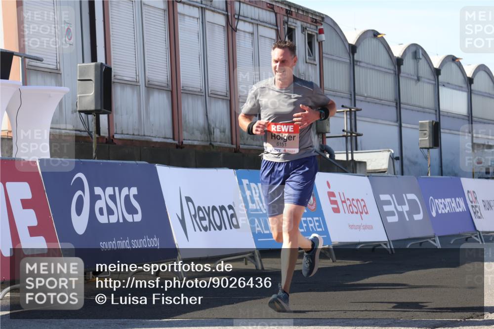 03.10.2025 - Köhlbrandbrückenlauf Luisa Fischer http://msf.ph/oto/9026436 03.10.2025 12:54:50 Ziel 4079, 6151, 6621 meine-sportfotos.de