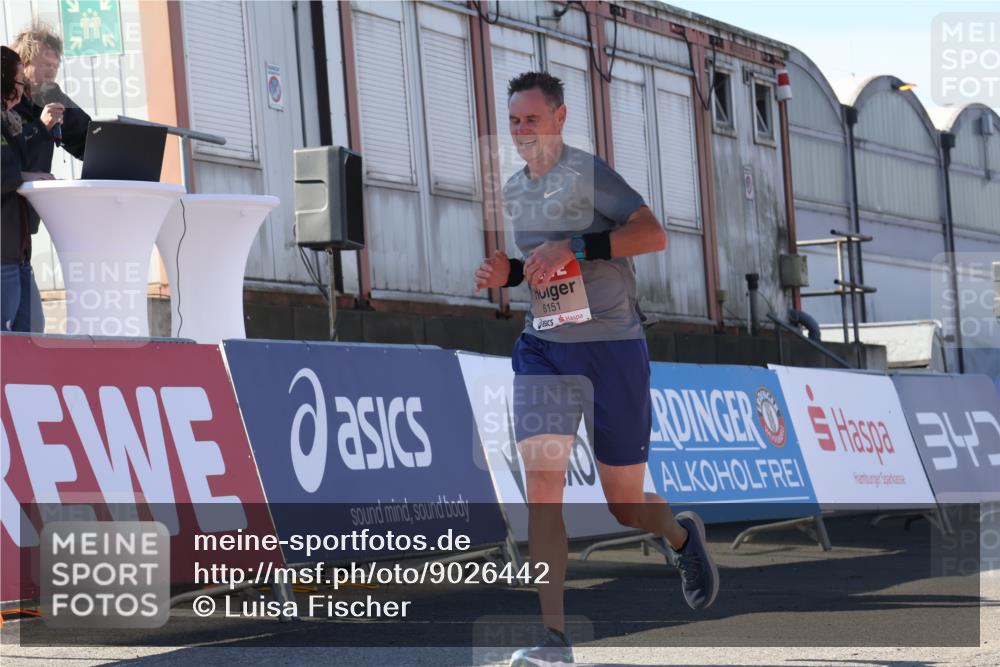 03.10.2025 - Köhlbrandbrückenlauf Luisa Fischer http://msf.ph/oto/9026442 03.10.2025 12:54:50 Ziel 4079, 6151, 6621 meine-sportfotos.de