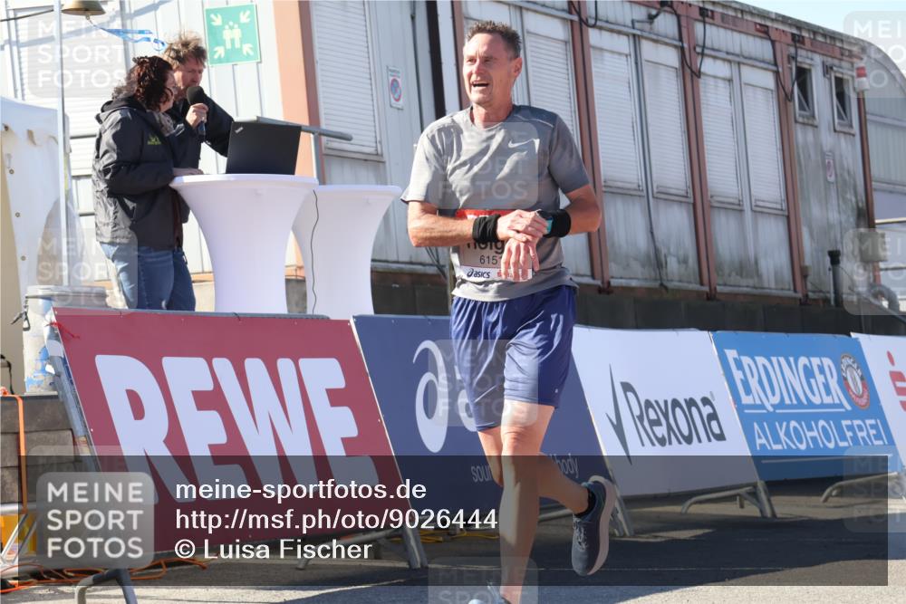 03.10.2025 - Köhlbrandbrückenlauf Luisa Fischer http://msf.ph/oto/9026444 03.10.2025 12:54:50 Ziel 4079, 6151, 6621 meine-sportfotos.de