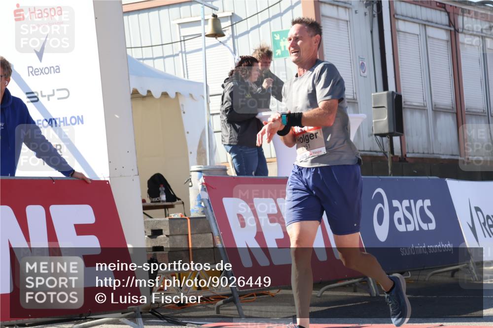 03.10.2025 - Köhlbrandbrückenlauf Luisa Fischer http://msf.ph/oto/9026449 03.10.2025 12:54:51 Ziel 4079, 6151, 6621 meine-sportfotos.de