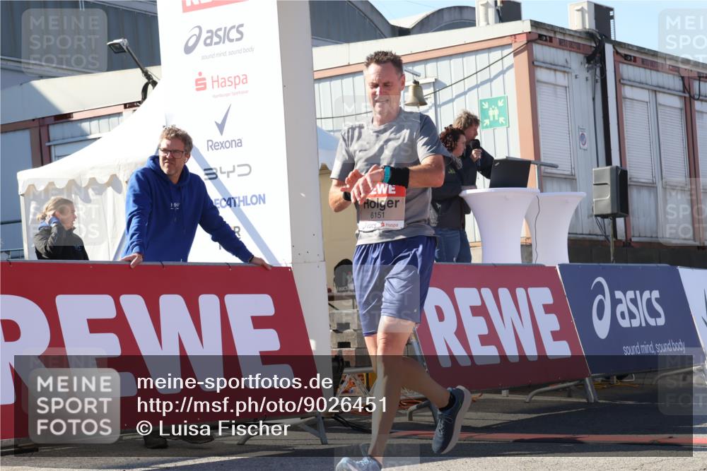 03.10.2025 - Köhlbrandbrückenlauf Luisa Fischer http://msf.ph/oto/9026451 03.10.2025 12:54:51 Ziel 4079, 6151, 6621 meine-sportfotos.de