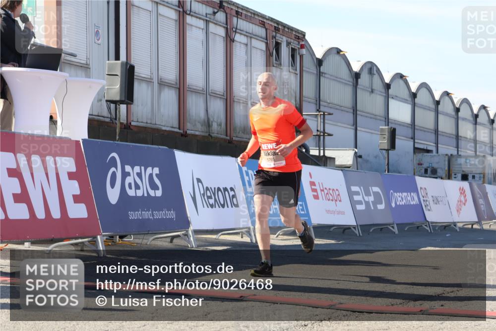 03.10.2025 - Köhlbrandbrückenlauf Luisa Fischer http://msf.ph/oto/9026468 03.10.2025 12:54:59 Ziel 5765, 6151 meine-sportfotos.de
