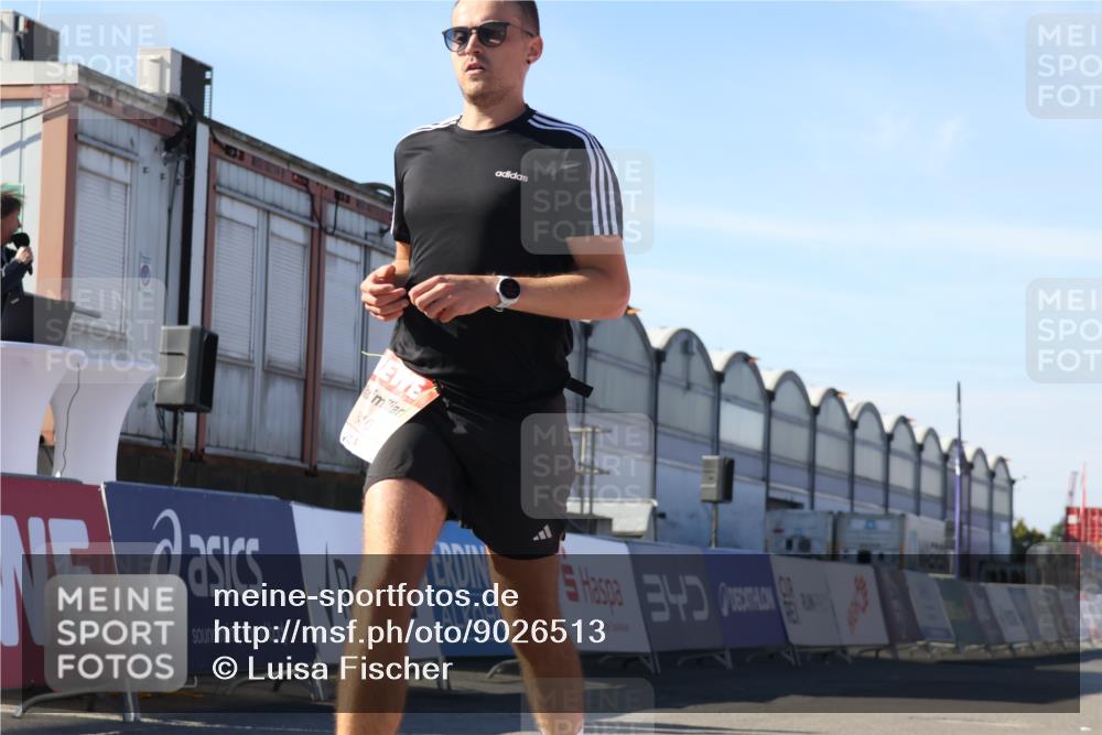 03.10.2025 - Köhlbrandbrückenlauf Luisa Fischer http://msf.ph/oto/9026513 03.10.2025 12:55:08 Ziel 5765, 6130, 6410 meine-sportfotos.de