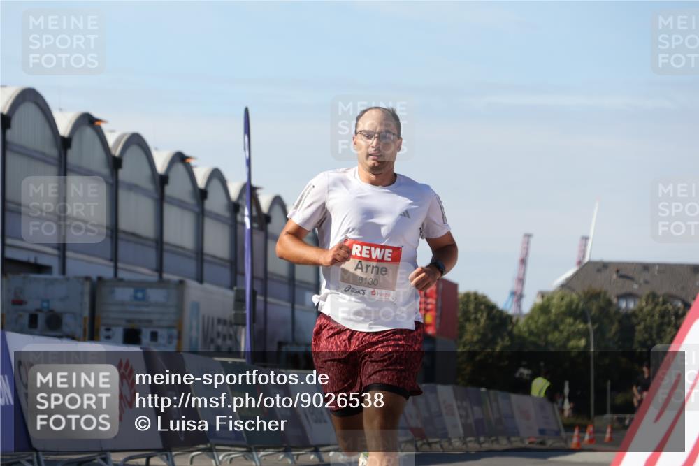 03.10.2025 - Köhlbrandbrückenlauf Luisa Fischer http://msf.ph/oto/9026538 03.10.2025 12:55:11 Ziel 5765, 6130, 6410 meine-sportfotos.de