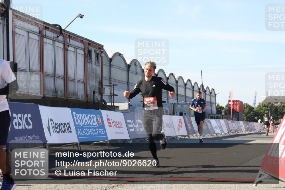 03.10.2025 - Köhlbrandbrückenlauf Luisa Fischer http://msf.ph/oto/9026620 03.10.2025 12:55:30 Ziel 4089, 4104, 4233, 6091 meine-sportfotos.de