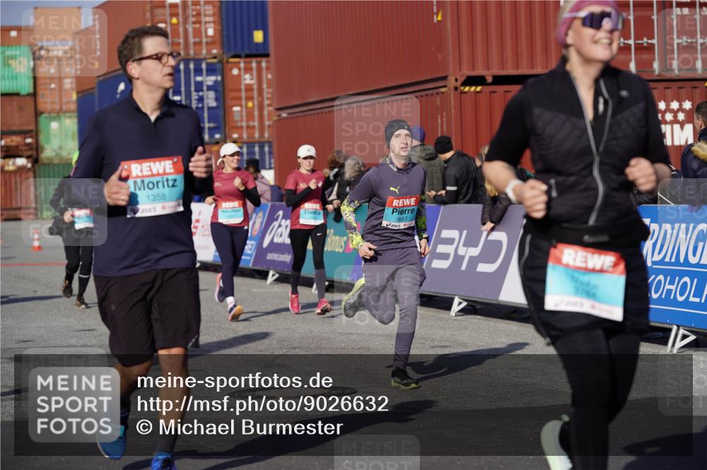 03.10.2025 - Köhlbrandbrückenlauf Michael Burmester http://msf.ph/oto/9026632 03.10.2025 10:30:15 Ziel 1358, 2267, 2497, 2498, 2726, 2727, 3657, 3784 meine-sportfotos.de