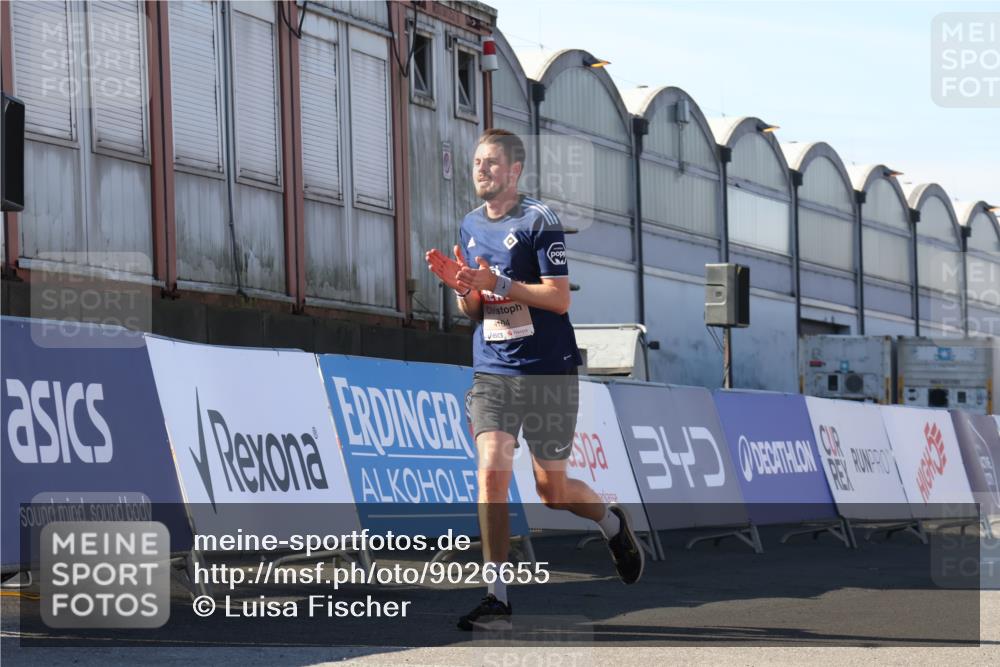 03.10.2025 - Köhlbrandbrückenlauf Luisa Fischer http://msf.ph/oto/9026655 03.10.2025 12:55:32 Ziel 4089, 4104, 4233, 6091 meine-sportfotos.de