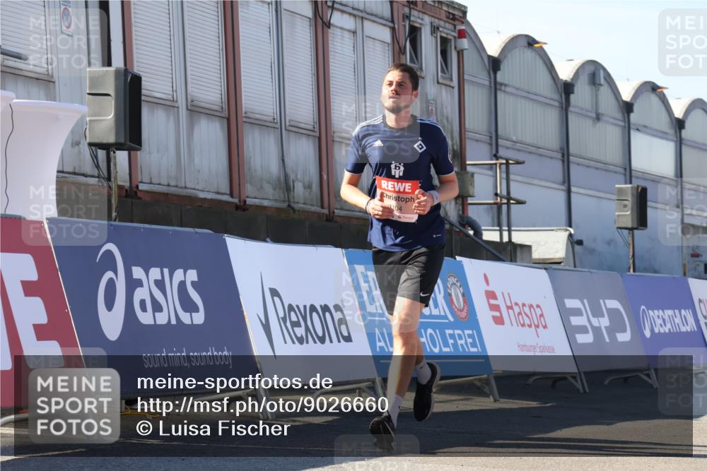 03.10.2025 - Köhlbrandbrückenlauf Luisa Fischer http://msf.ph/oto/9026660 03.10.2025 12:55:33 Ziel 4089, 4104, 4233, 6091 meine-sportfotos.de
