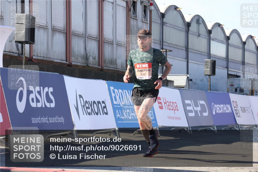 03.10.2025 - Köhlbrandbrückenlauf Luisa Fischer http://msf.ph/oto/9026691 03.10.2025 12:55:40 Ziel 4001, 4089, 4104, 4233, 4594, 6091, 6100, 6762 meine-sportfotos.de