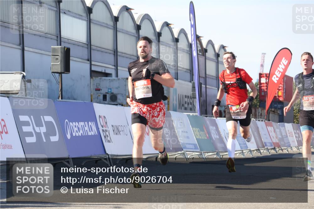 03.10.2025 - Köhlbrandbrückenlauf Luisa Fischer http://msf.ph/oto/9026704 03.10.2025 12:55:42 Ziel 4001, 4104, 4594, 6100, 6762 meine-sportfotos.de