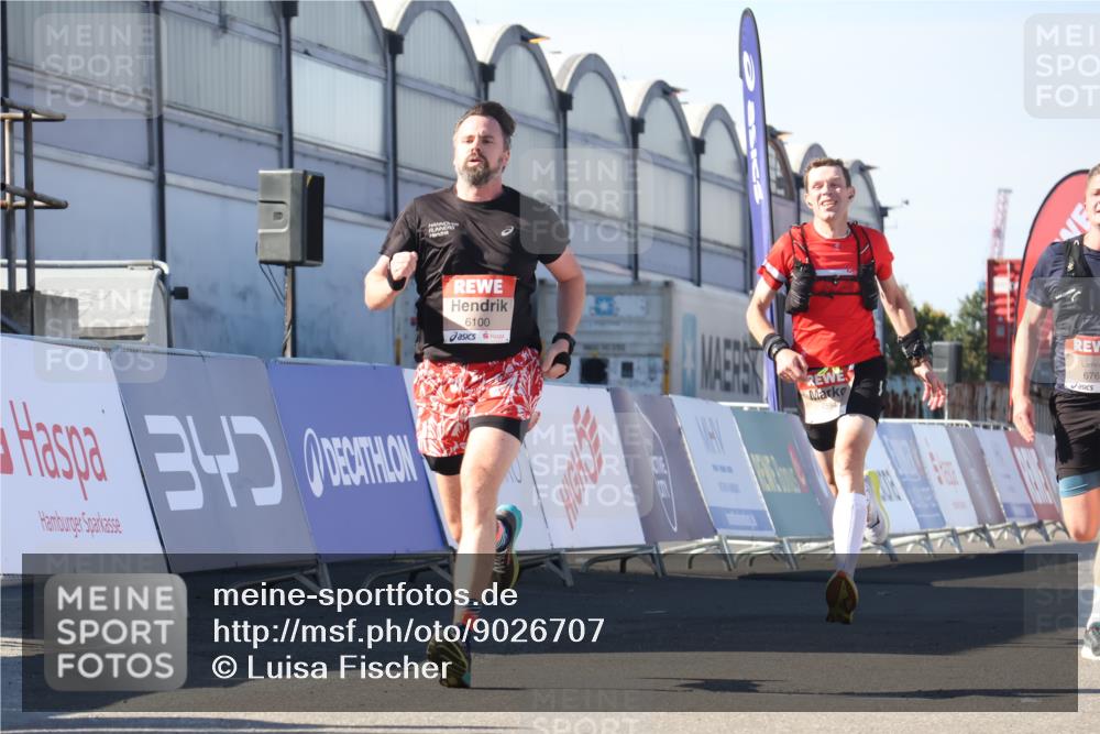 03.10.2025 - Köhlbrandbrückenlauf Luisa Fischer http://msf.ph/oto/9026707 03.10.2025 12:55:42 Ziel 4001, 4104, 4594, 6100, 6762 meine-sportfotos.de