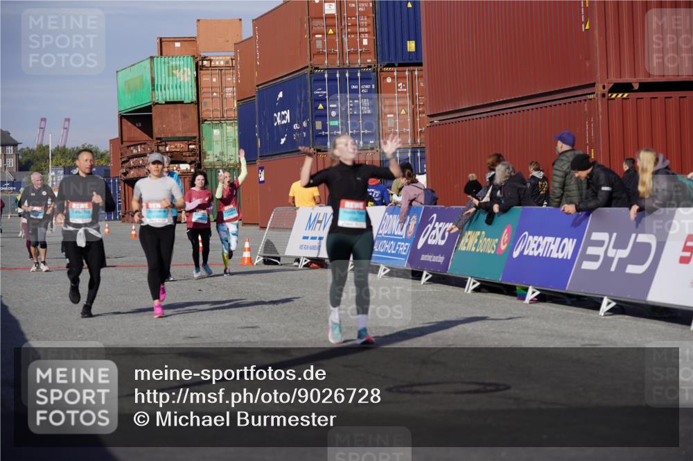03.10.2025 - Köhlbrandbrückenlauf Michael Burmester http://msf.ph/oto/9026728 03.10.2025 10:30:23 Ziel 2037, 2267, 2342, 2343, 2386, 2497, 2498, 2533, 2554, 2726, 2727, 3129 meine-sportfotos.de