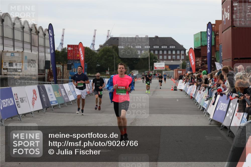 03.10.2025 - Köhlbrandbrückenlauf Julia Fischer http://msf.ph/oto/9026766 03.10.2025 16:01:53 Ziel 7204, 7805, 9192, 9453 meine-sportfotos.de