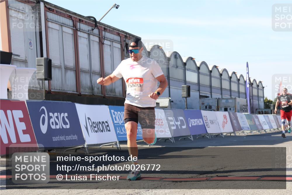 03.10.2025 - Köhlbrandbrückenlauf Luisa Fischer http://msf.ph/oto/9026772 03.10.2025 12:55:58 Ziel 5966, 6480, 6778 meine-sportfotos.de