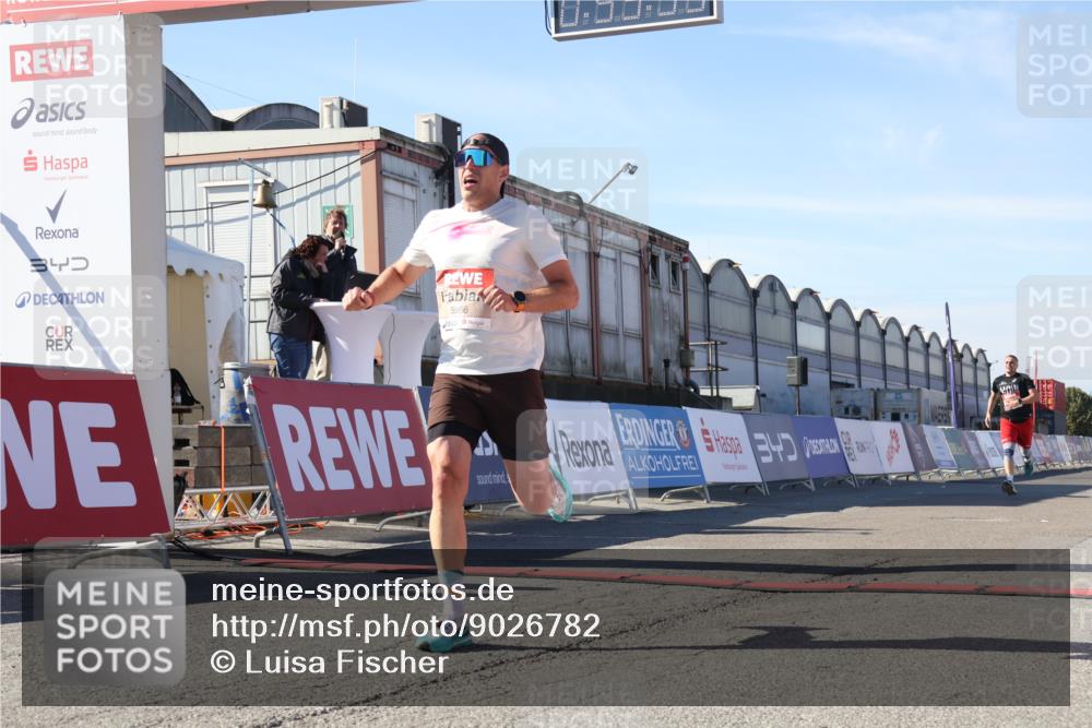 03.10.2025 - Köhlbrandbrückenlauf Luisa Fischer http://msf.ph/oto/9026782 03.10.2025 12:55:58 Ziel 5966, 6480, 6778 meine-sportfotos.de