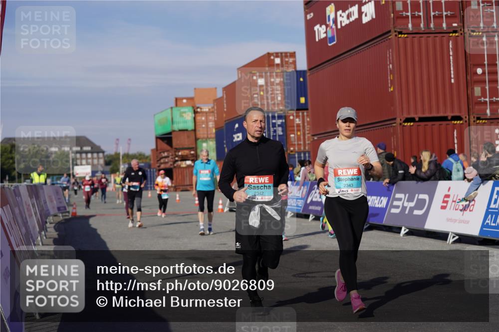 03.10.2025 - Köhlbrandbrückenlauf Michael Burmester http://msf.ph/oto/9026809 03.10.2025 10:30:27 Ziel 2037, 2063, 2342, 2343, 2386, 2441, 2533, 2554, 3129 meine-sportfotos.de