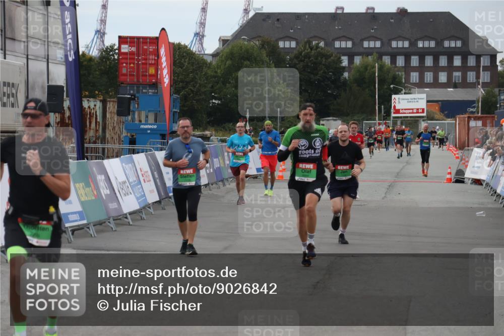 03.10.2025 - Köhlbrandbrückenlauf Julia Fischer http://msf.ph/oto/9026842 03.10.2025 16:02:06 Ziel 7115, 7160, 7204, 7299, 8988, 9145, 9324 meine-sportfotos.de